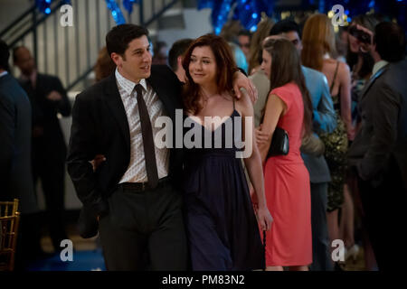 Jim (Jason Biggs) et Michelle (Alyson Hannigan) se souviennent dans American Reunion. Dans la comédie, tous les caractères de l'American Pie nous avons rencontré un peu plus de 10 ans retourner à East Great Falls pour leur haute-school reunion. Banque D'Images