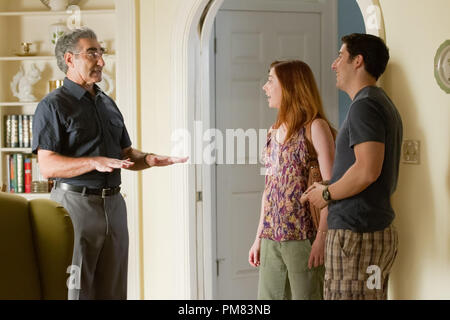 (L à R) Jim's Dad (Eugene LEVY) modèles pour Michelle (Alyson Hannigan) et Jim (Jason Biggs) dans American Reunion. Dans la comédie, tous les caractères de l'American Pie nous avons rencontré un peu plus de 10 ans retourner à East Great Falls pour leur haute-school reunion. Banque D'Images