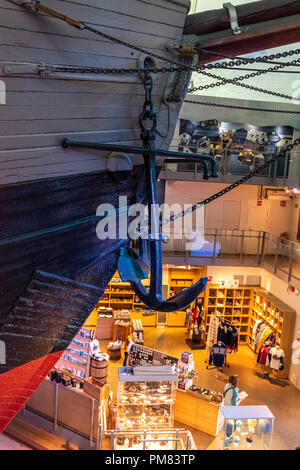 Navire d'exploration arctique et Antiarctic Fram dominant de cadeaux dans le Musée Fram à Oslo, Norvège. Banque D'Images