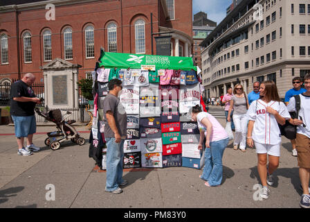 Kiosk vendent des t-shirts à Boston Common, à l'angle entre la rue Park et Tremont St., Boston, comté de Suffolk, Massachusetts, USA Banque D'Images