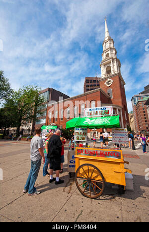 Vente de boissons non alcoolisées et de Kiosk slush italien à Boston Common (Park Street Church dans l'arrière-plan), Boston, comté de Suffolk, Massachusetts, USA Banque D'Images