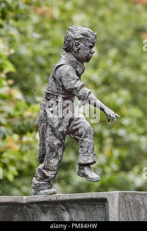 Sculpture métal, par Graham Ibbeson (d'un garçon d'exécution), sur Abington street dans le centre commercial de Northampton, en Angleterre. Banque D'Images