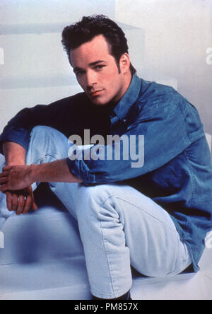 Photo du film ou encore la publicité de '90210' Luke Perry 1992 Crédit photo : Timothy White Tous droits réservés de référence de dossier 31487 027THA pour un usage éditorial uniquement Banque D'Images