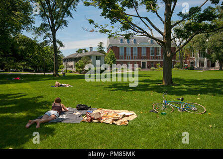 Students relaxing en Radcliffe Yard, Harvard University, Cambridge, Boston, comté de Middlesex, Massachusetts, USA Banque D'Images