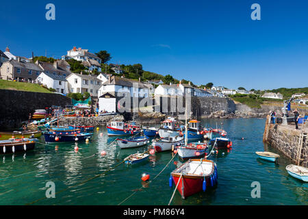 CORNWALL COVERACK UK - 5 août 2018 : la destination touristique populaire de Coverack Harbour Cornwall England UK Banque D'Images