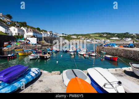 CORNWALL COVERACK UK - 5 août 2018 : la destination touristique populaire de Coverack Harbour Cornwall England UK Banque D'Images