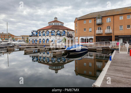 BRIGHTON, ANGLETERRE - 08 SEPTEMBRE : Maisons et bâtiments dans le port de plaisance de Brighton, East Sussex, UK, complexe résidentiel et de loisirs le 08 septembre 2018 Banque D'Images