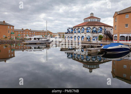 BRIGHTON, ANGLETERRE - 08 SEPTEMBRE : Maisons et bâtiments dans le port de plaisance de Brighton, East Sussex, UK, complexe résidentiel et de loisirs le 08 septembre 2018 Banque D'Images