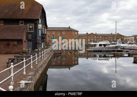 BRIGHTON, ANGLETERRE - 08 SEPTEMBRE : Maisons et bâtiments dans le port de plaisance de Brighton, East Sussex, UK, complexe résidentiel et de loisirs le 08 septembre 2018 Banque D'Images