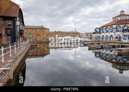 BRIGHTON, ANGLETERRE - 08 SEPTEMBRE : Maisons et bâtiments dans le port de plaisance de Brighton, East Sussex, UK, complexe résidentiel et de loisirs le 08 septembre 2018 Banque D'Images