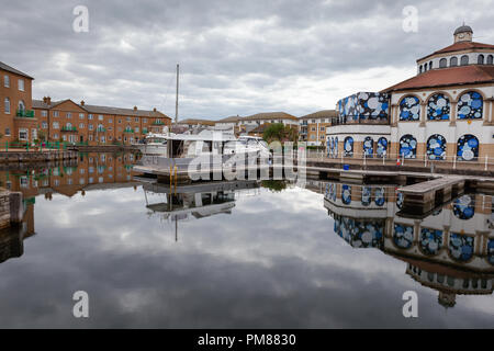 BRIGHTON, ANGLETERRE - 08 SEPTEMBRE : Maisons et bâtiments dans le port de plaisance de Brighton, East Sussex, UK, complexe résidentiel et de loisirs le 08 septembre 2018 Banque D'Images