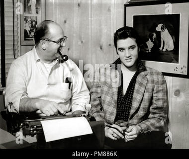 (Archivage classique du cinéma - Rétrospective) Elvis Presley Elvis Presley et le Colonel Tom Parker, vers 1955. Référence #  31616 Fichier 024THA Banque D'Images