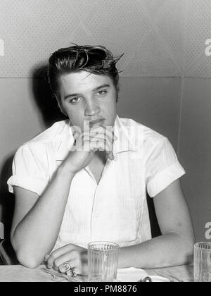 (Archive Classic Cinema - rétrospective Elvis Presley) Elvis Presley, vers 1956. Référence du fichier : 31616 039THA Banque D'Images