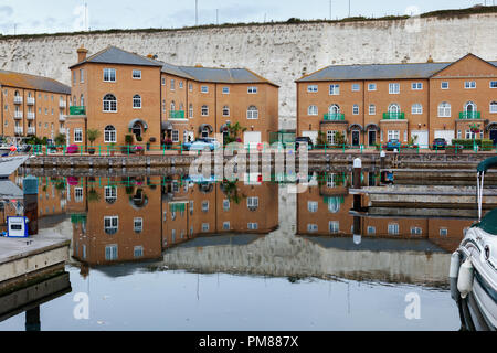 BRIGHTON, ANGLETERRE - 08 septembre 2018 : Maisons et bâtiments dans le port de plaisance de Brighton, East Sussex, UK, complexe résidentiel et de loisirs le 08 septembre 2018 Banque D'Images