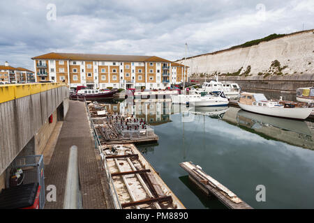 BRIGHTON, ANGLETERRE - 08 septembre 2018 : Maisons et bâtiments dans le port de plaisance de Brighton, East Sussex, UK, complexe résidentiel et de loisirs le 08 septembre 2018 Banque D'Images