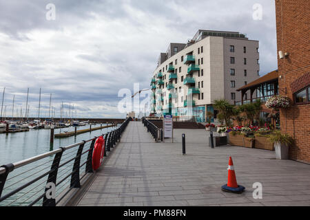 BRIGHTON, Angleterre le 08 septembre 2018 : Maisons et bâtiments dans le port de plaisance de Brighton, East Sussex, UK, complexe résidentiel et de loisirs le 08 septembre 2018 Banque D'Images