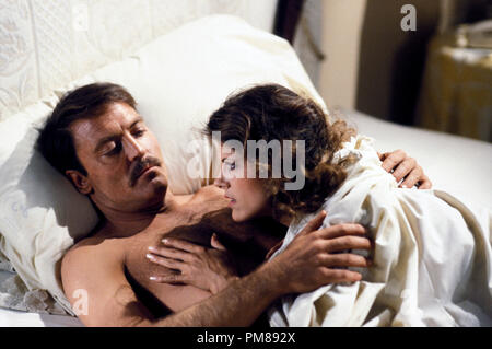 Publicité studio de Mickey Spillane encore "Mike Hammer" Stacy Keach 1984 Tous droits réservés de la référence du fichier #  31706270THA pour un usage éditorial uniquement Banque D'Images