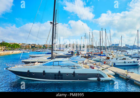 La Valette, MALTE - 17 juin 2018 : port de plaisance de La Valette avec de nombreux yachts, posés sur les vagues et les bâtiments de Gzira ville sur arrière-plan, le 17 juin i Banque D'Images
