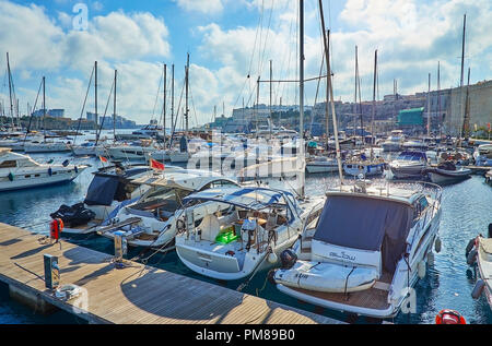 La Valette, MALTE - 17 juin 2018 : la pittoresque yachts, amarré dans la Marina de La Valette avec rempart médiéval sur l'arrière-plan, le 17 juin à La Valette. Banque D'Images