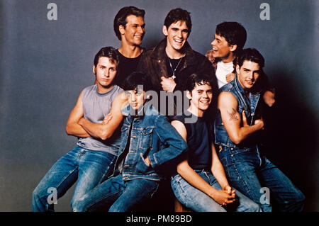 Publicité studio toujours de 'l'extérieur' Emilio Estevez, Patrick Swayze, Ralph Macchio, Matt Dillon, C. Thomas Howell, Rob Lowe, Tom Cruise © 1982 Warner Bros. Tous Droits Réservés #  de référence fichier 31708072THA pour un usage éditorial uniquement Banque D'Images