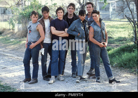 Publicité studio toujours de 'l'extérieur' Emilio Estevez, Rob Lowe, C. Thomas Howell, Matt Dillon, Ralph Macchio, Patrick Swayze, Tom Cruise © 1982 Warner Tous Droits Réservés #  de référence fichier 31710073THA pour un usage éditorial uniquement Banque D'Images