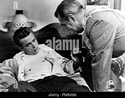 James Dean, Jim Backus "Rebel without a Cause" 1955 Warner de référence de dossier 31780 804THA Banque D'Images