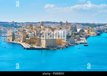 Panorama de Senglea (L-Isla) avec des remparts et bastions, demeures historiques, les dômes des églises et les eaux du Grand Port de La Valette autour de th Banque D'Images