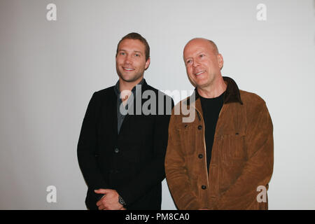 Jai Courtney et Bruce Willis "un bon jour pour mourir Hard' Session de portrait, le 2 février 2013. La reproduction par les tabloïds américains est absolument interdit. Référence #  31844 Fichier 015CCR pour un usage éditorial uniquement - Tous droits réservés Banque D'Images