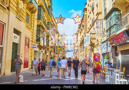 La Valette, MALTE - 17 juin 2018 : La rue de la République médiévale avec ses édifices en pierre est décorée en raison du Festival du Film, le 17 juin à La Valette Banque D'Images