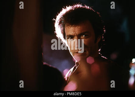 Studio publicité film still de 'Dirty Harry' Clint Eastwood 1971 Warner Brothers référence #  31955 Fichier 515THA Banque D'Images