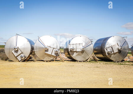 Rangée de fûts en aluminium moderne dans un vignoble cave. Banque D'Images