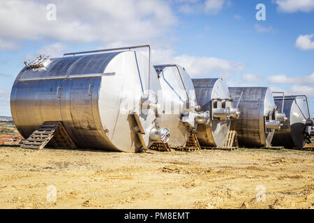 Rangée de fûts en aluminium moderne dans un vignoble cave. Banque D'Images