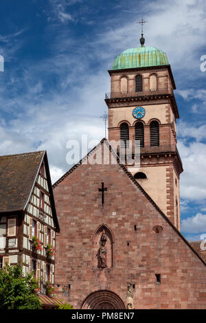 Tour de l'église Sainte-Croix, Kaysersberg-Vignoble Kaysersberg, Alsace, France Banque D'Images