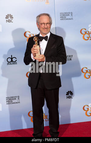 Pour le MEILLEUR FILM d'animation, le Golden Globe est décerné à "Les Aventures de Tintin", produit par Paramount Pictures et Columbia Pictures/ Capital Hémisphère/Amblin Entertainment/Wingnut Films Production/ Kennedy/Marshall Production Un film de Steven Spielberg, Paramount Pictures et Columbia Pictures. En acceptant le prix est Steven Spielberg backstage dans la salle de presse annuelle à la 69e Golden Globe Awards au Beverly Hilton de Los Angeles, CA le dimanche, Janvier 15, 2012. Banque D'Images