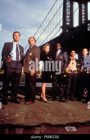 Photo du film / publicité encore de 'NYPD Blue' David Caruso, Dennis Franz, Sherry Stringfield, James McDaniel, Nicholas Turturro, Amy Brenneman © 1993 Steven Bocho Productions de référence de dossier 31371188THA pour un usage éditorial uniquement Tous droits réservés Banque D'Images