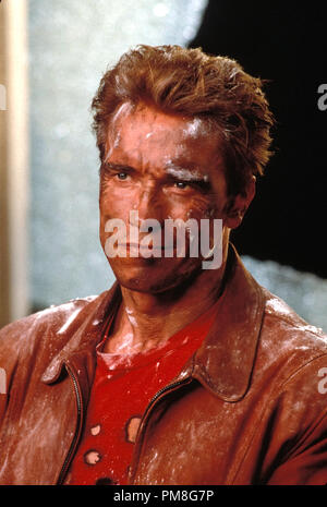 Photo du film / publicité encore de 'Last Action Hero' Arnold Schwarzenegger © 1993 Columbia Pictures Photo Credit : Zade Rosenthal Référence de dossier #  31371252THA pour un usage éditorial uniquement Tous droits réservés Banque D'Images