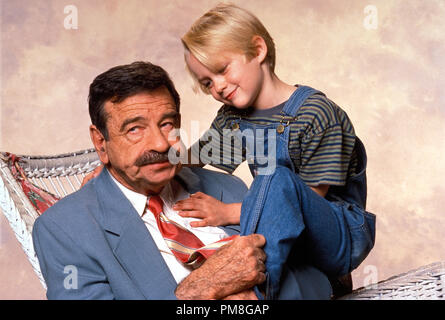 Photo du film / publicité encore de 'Dennis la menace' Walter Matthau, Mason Gamble © 1993 Warner Crédit photo : Theo Westenberger Référence de fichier #  31371319THA pour un usage éditorial uniquement Tous droits réservés Banque D'Images