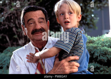 Photo du film / publicité encore de 'Dennis la menace' Walter Matthau, Mason Gamble © 1993 Warner Crédit photo : Marsha Blackburn Référence #  31371322THA pour un usage éditorial uniquement Tous droits réservés Banque D'Images