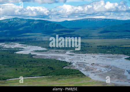 Vue aérienne de Katmai National Park. Rivière tressée avec bancs, dans les montagnes verdoyantes d'artifices Banque D'Images