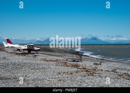 Deux avions de brousse Cessna s'est posé sur une plage dans l'Alaska Katmai National Park. Montagnes et volcans actifs en arrière-plan Banque D'Images