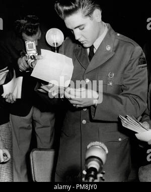 (Archivage classique du cinéma - Rétrospective) Elvis Presley Elvis Presley à Friedberg base militaire américaine en Allemagne, 1958. Référence #  31616 Fichier 061THA Banque D'Images
