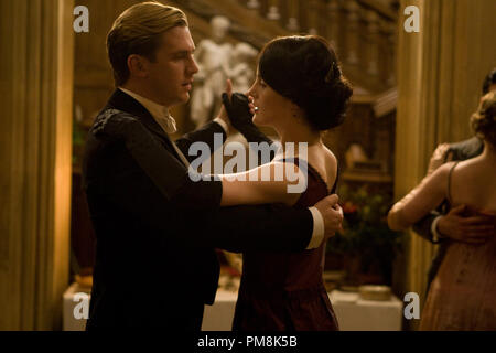 Downton Abbey Saison 2 sur Classic Chef-d'affichées à partir de L-R : Dan Stevens comme Matthew Crawley et Michelle Dockery comme Lady Mary Banque D'Images
