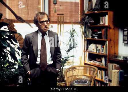 Photo du film ou encore la publicité de 'New York Stories' Woody Allen © 1989 Touchstone Pictures Crédit photo : Brian Hamill Tous Droits Réservés #  de référence fichier 31623084THA pour un usage éditorial uniquement Banque D'Images