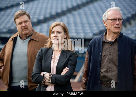 (L-r) JOHN GOODMAN que Pete Klein, Amy Adams comme Mickey et CLINT EASTWOOD comme Gus dans Warner Bros Pictures' le théâtre "PROBLÈMES AVEC LA COURBE," un communiqué de Warner Bros Pictures. Banque D'Images