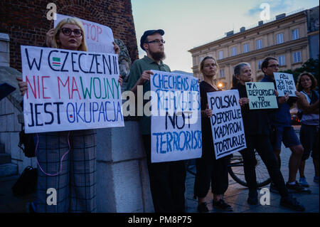 Vu les manifestants tenant des pancartes lors d'une protestation contre la déportation des Tchétchènes réfugiés par le Gouvernement polonais à la place principale. Droit de l'homme polonais a eu des manifestants de la place principale de Cracovie à la demande du gouvernement polonais pour renverser la décision d'expulsion des réfugiés tchétchènes en Russie. La manifestation était organisée pour arrêter l'expulsion en raison d'Azamat Bayduev enlèvement, un réfugié tchétchène qui a été déporté en Russie à partir de la Pologne le 31 août 2018 et a disparu le lendemain. Banque D'Images