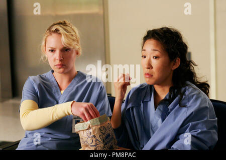 Publicité studio toujours de 'Grey's Anatomy' (saison 2 épisode Nom : cas de dommages) Katherine Heigl, Sandra Oh 2006 Photo credit : Ron Tom Banque D'Images