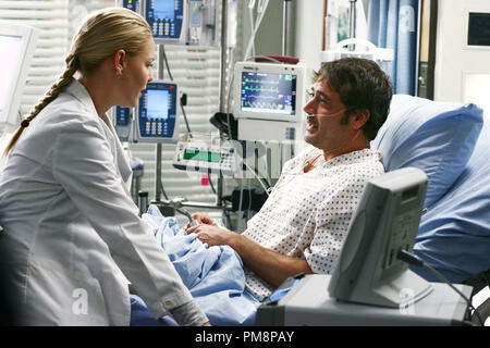 Publicité studio toujours de 'Grey's Anatomy' (saison 2 épisode Nom : superstition) Katherine Heigl, Jeffrey Dean Morgan 2006 Crédit photo : Scott Garfield Banque D'Images