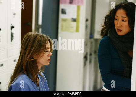 Publicité studio toujours de 'Grey's Anatomy' (saison 2 épisode Nom : Hier) Ellen Pompeo, Sandra Oh 2006 Crédit photo : Scott Garfield Banque D'Images