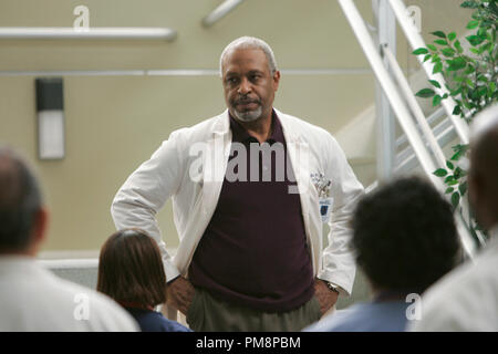 Publicité studio toujours de 'Grey's Anatomy' (saison 2 épisode Nom : c'est la fin du monde) James Pickens Jr. 2006 Crédit photo : Peter 'Hopper' Stone Banque D'Images