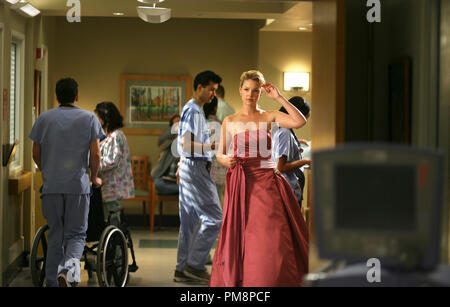 Publicité studio toujours de 'Grey's Anatomy' (saison 2 épisode Nom : Détérioration de la réaction de combat ou de fuite) Katherine Heigl 2006 Crédit photo : Scott Garfield Banque D'Images